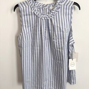New Sleeveless top with a ruffled neckline- XL (blue/Wht)